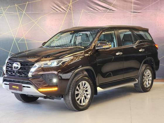 TOYOTA HILUX SW4 2.8 D-4D TURBO DIESEL SRX 4X4 AUTOMÁTICO